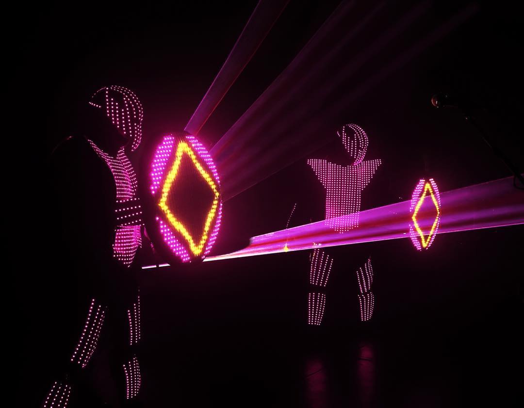 PIXEL Dancers — танцоры в светящихся пиксельных костюмах